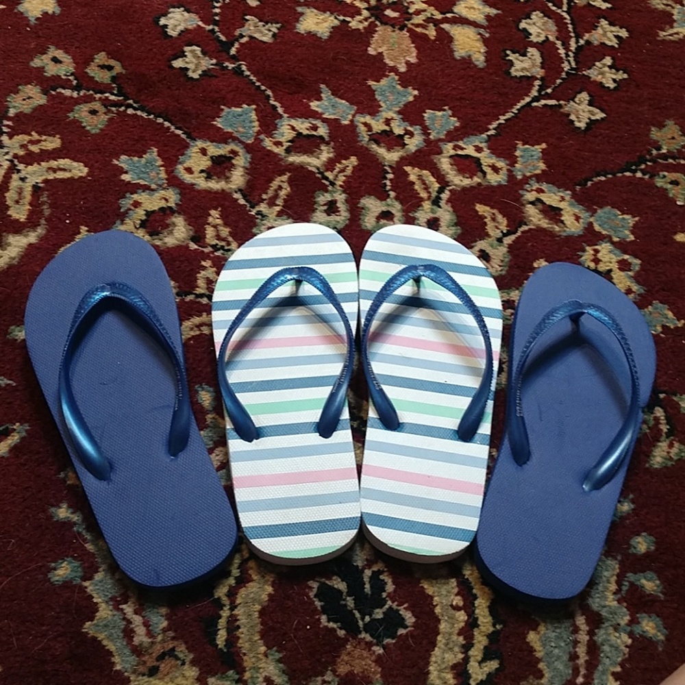2 pairs of flip flops